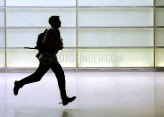 Silhouette von einem rennenden jungen Mann