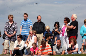 Hannover  Deutschland  eine Drohne fliegt ueber eine Menschengruppe hinweg