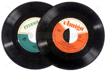 zwei alte DDR-Schallplatten  1960