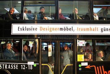 Berlin  Deutschland  ein mit Fahrgaesten vollbesetzter Bus
