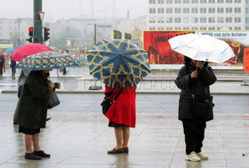 Berlin  Deutschland  Frauen mit Regenschirmen