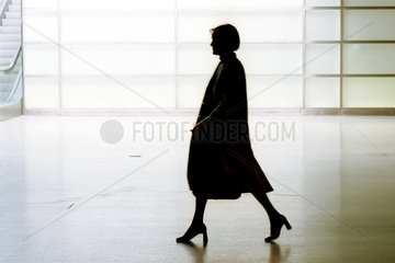 Silhouette einer eleganten Frau im Mantel