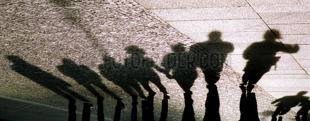 Schatten mehrerer Leute in einer Reihe