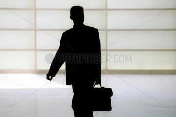 Silhouette eines Mannes mit Aktentasche
