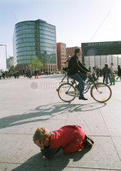 Berlin  Deutschland  ein kleiner Junge sitzt heulend am Potsdamer Platz