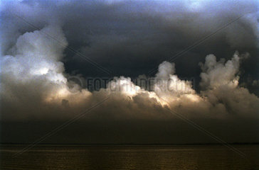 Dunkler Wolkenhimmel ueber der Ostsee