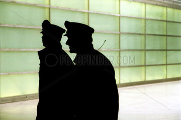 Silhouetten von Polizisten