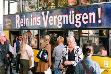 Leute draengeln sich in einen Bus in Berlin