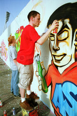 Berlin  Deutschland  Jugendliche spruehen legal Graffitis im Mauerpark