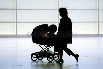 Silhouette einer Mutter mit Kinderwagen