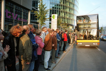 Berlin  Deutschland  Leute warten auf den gerade ankommenden Bus