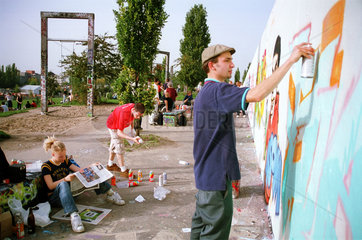 Berlin  Deutschland  Jugendliche spruehen legal Graffitis im Mauerpark