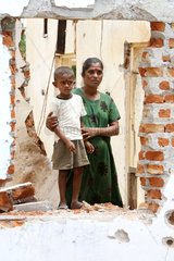Vakarai  Sri Lanka  Mutter und Kind in einer Ruine