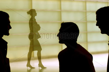 Silhouetten junger Maenner und einer Frau