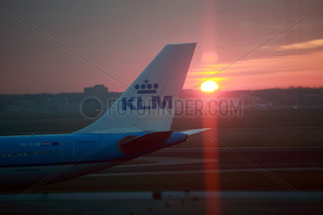 Amsterdam  Niederlande  Heck einer Maschine der KLM bei Sonnenuntergang
