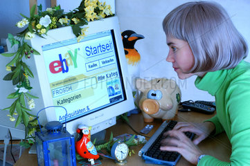 Frau sucht Produkte ueber das Internet mit Ebay