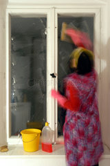 Hausfrau putzt Fenster