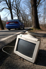 Monitor an einer Landstrasse in Brandenburg