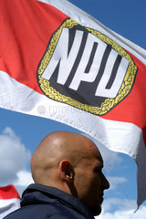 Demonstrant und Fahne mit Logo der NPD in Berlin