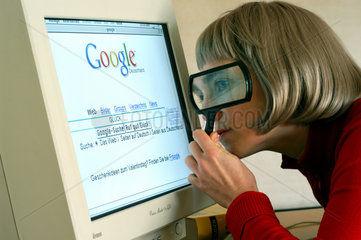 Frau mit Lupe und die Webseite von Google
