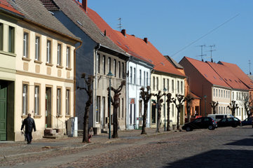 Wohnhaeuser an Dorfstrasse in Brandenburg