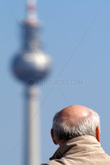 Mann mit Glatze und der Berliner Fernsehturm
