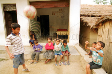 Waisenkinder spielen vor dem Kinderheim Ball in Nepal