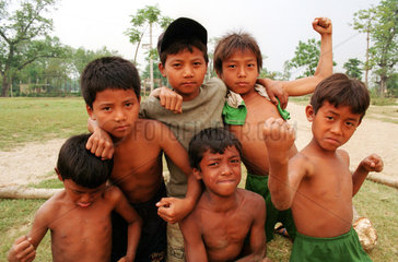 Gruppe von Jungen ballen posierend die Faeuste in Nepal