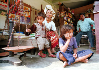 Familie in ihrem Laden fuer Lebensmittel in Nepal