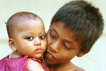 Bruder mit kleiner Schwester in Nepal