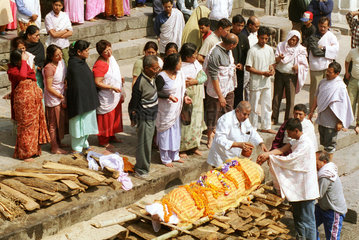 Hinduistische Leichenverbrennung in Nepal