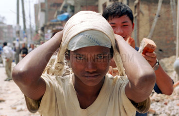 Junge arbeitet auf einer Baustelle in Nepal