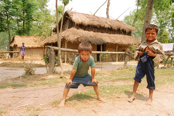 Jungen posieren vor ihrem Haus in Nepal