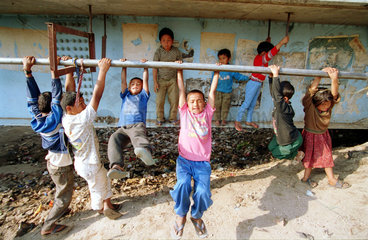 Kinder spielen an einer Muellhalde in Nepal