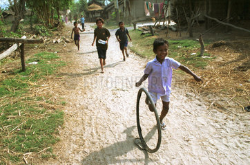 Kinder spielen auf der Strasse in einem Dorf in Nepal
