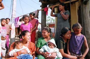 Gruppe von Frauen  Maedchen und Kleinkindern in Nepal