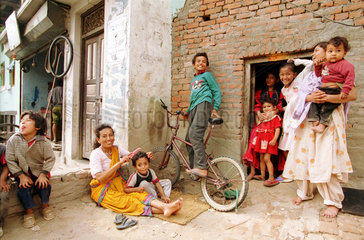 Die ganze Familie versammelt vor ihrem Haus in Nepal
