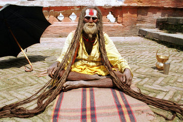 Ein alter Sadhu mit 3 Meter langen Haaren in Nepal