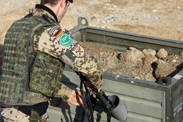 Mazar-e Sharif  Afghanistan  Vorbereitung einer deutschen ISAF Patrouillenfahrt. Deutscher ISAF Soldat ueberprueft seine Waffe.