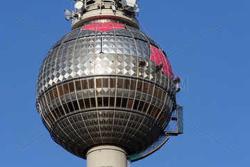 Berlin  Fernsehturm wird als Fussball verkleidet