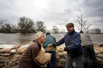 Hochwasser an der Elbe: Anwohner stapeln Sandsaecke zum Schutzwall