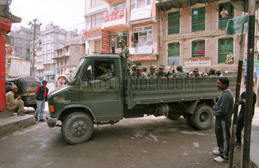 Eine Patrouille der Armee in Kathmandu/Nepal
