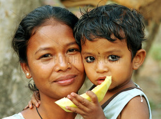 Mutter mit kleinem Jungen in Nepal