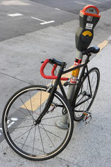 San Francisco  USA  ein Rennrad ist an eine Parkuhr angeschlossen