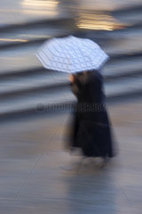 Spaziergaengerin mit Regenschirm