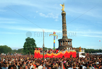 Berlin  Deutschland  Menschenmasse und Siegessaeule auf der Loveparade