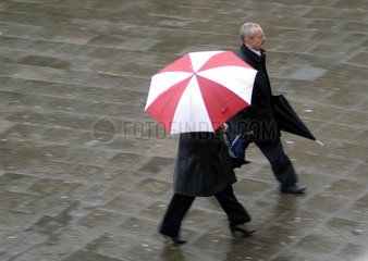 Spaziergaenger mit Regenschirm