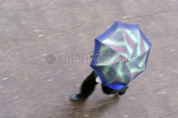 Spaziergaenger mit Regenschirm