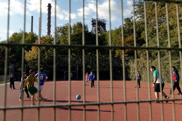 Duisburg  Deutschland  Kinder spielen auf einem Sportplatz Fussball