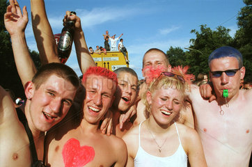 Berlin  Deutschland  Jugendliche feiern auf der Loveparade